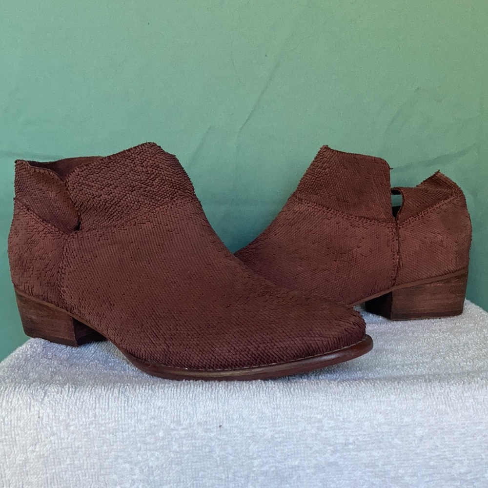 Wine/burgundy Ankle boots with inside zipper and 1.25” block heel